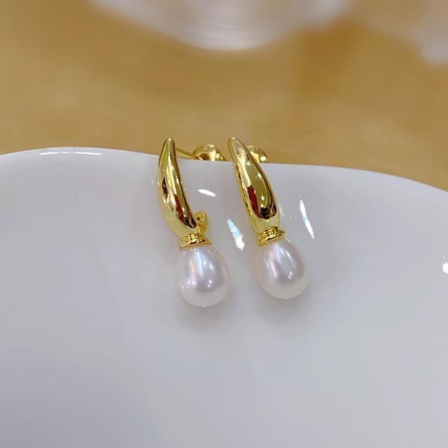 

Natural but seedless pearl earrings women s niche design sense high-end earrings earrings temperament earrings earrings rice beads Silver needle