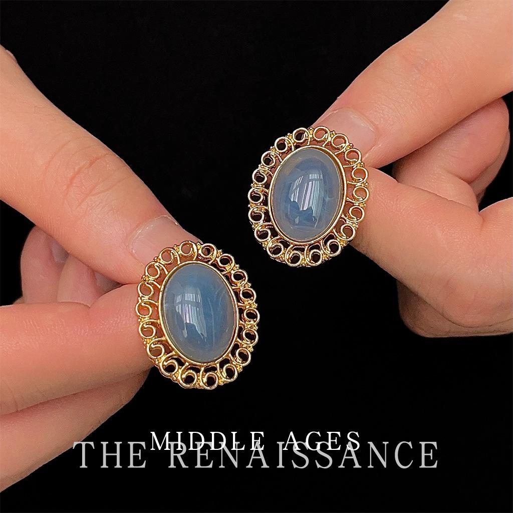 

Hollow haze blue earrings Hong Kong style retro French oval stud earrings court style ear jewelry