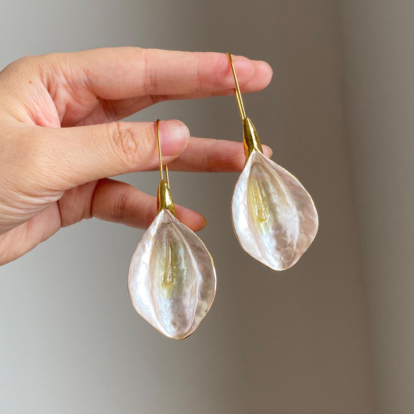 

Spray paint fashion petal pendant ear hook women s retro ins temperament versatile earrings light luxury high-end earrings