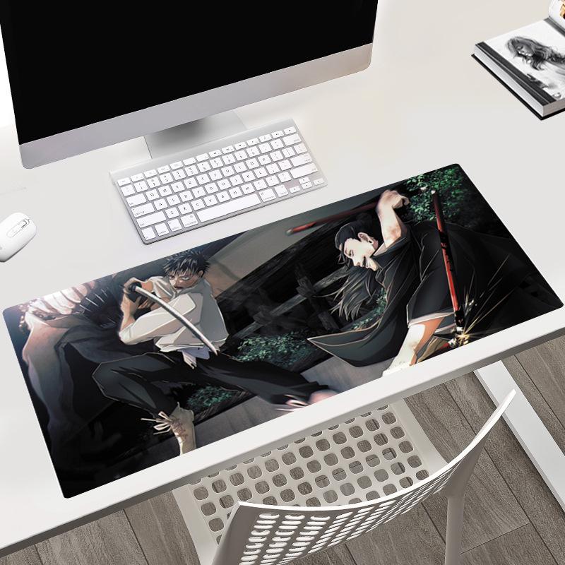 Tapis de bureau Jujutsu Kaisen 40x90x0.3CM avec les personnages Gojo, Yuji et Megumi.
