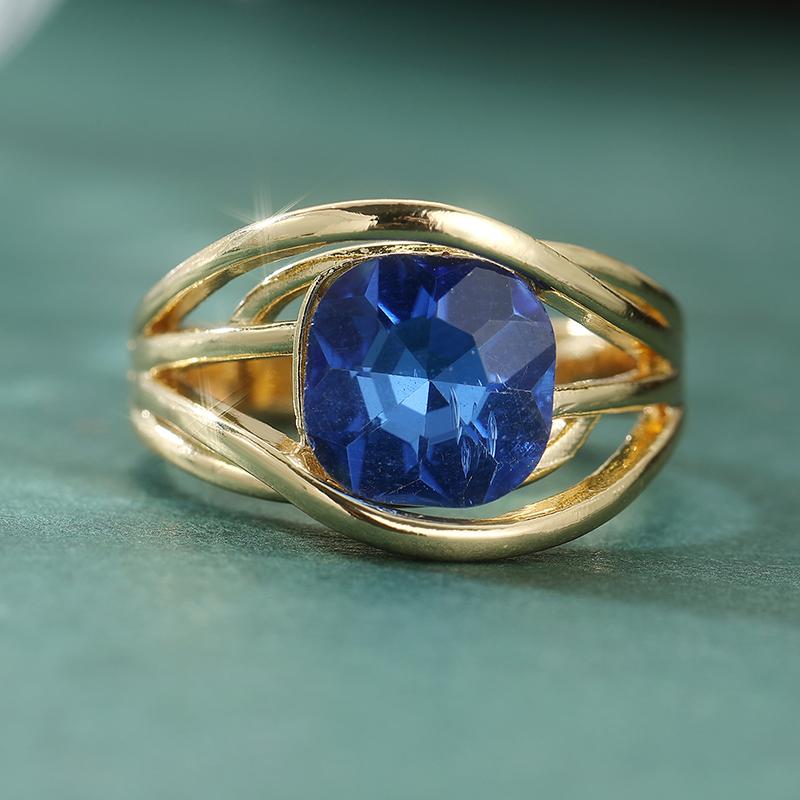 Luxury Vintage Inlaid Square Blue Synthetic Zirconia Golden Ring for Women Fashion Charming Banquet Occasion Jewelry Accessories