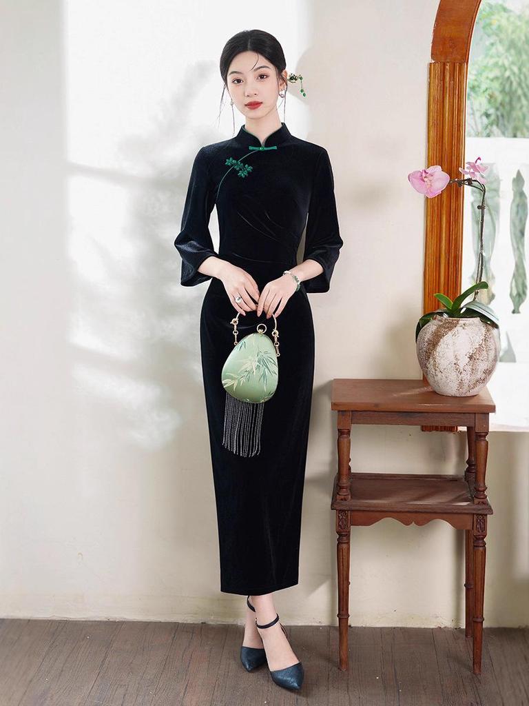 Velvet Long Sleeve Dignified Slimming Black Cheongsam - Retro Chinese Style for Autumn 2025.