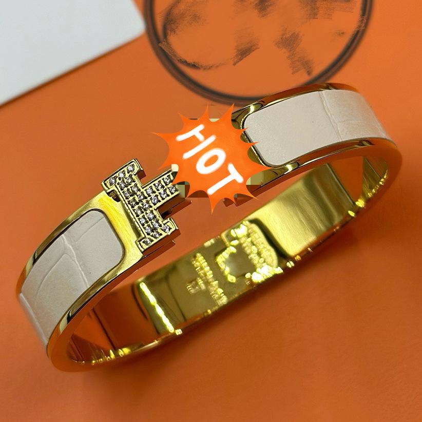 Crocodile Pattern H Bangle with Inlaid Diamonds – European & American Fashion