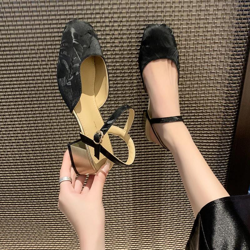 Moda 2024 Nou Sandale Baotou Lace din dantela Toc mediu Linie groasă cu pantofi de damă Cap pătrat simplu după pantofi singuri goli Femei