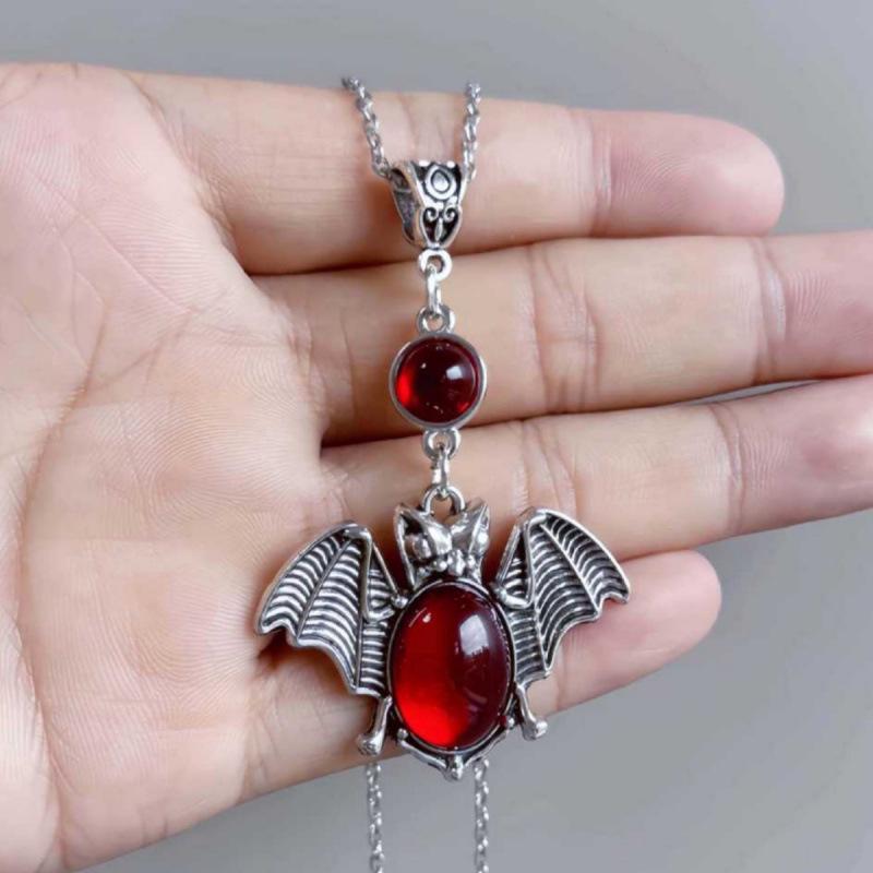 Gotische Vampirfledermaus Halskette mit roten Akzenten