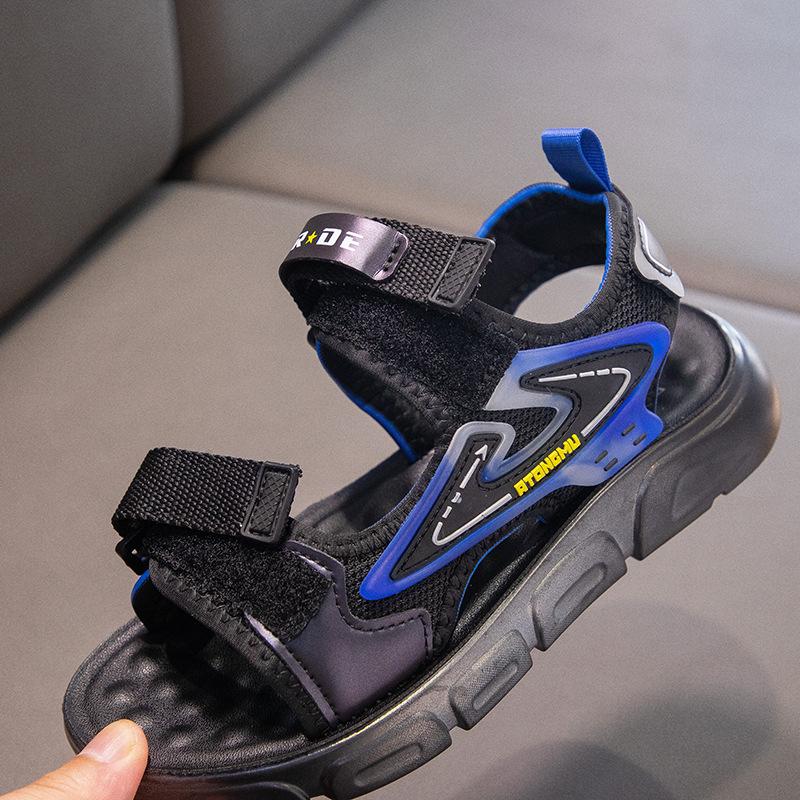 Sommar nya barnsandaler mjuk sula studenter löpning klasskamrater trendiga pojkar snygga polyuretan strandskor