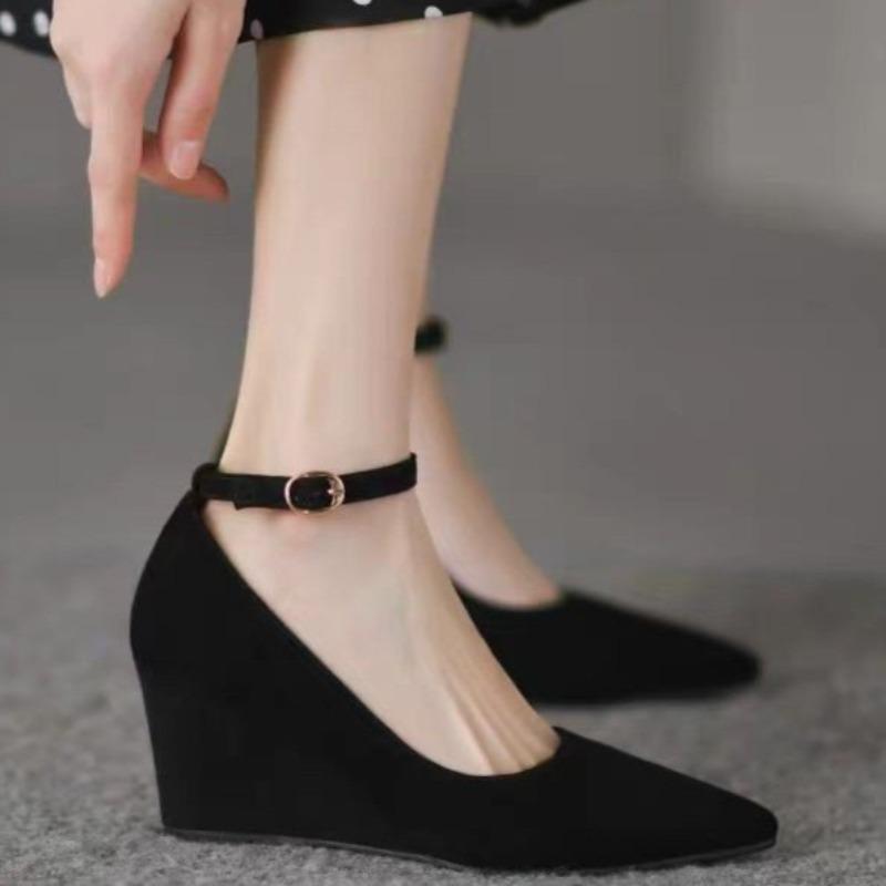 

Модная женская обувь на танкетке, осенняя новинка, с острым носком, с мелким вырезом, замшевая, с ремешком, противоскользящая, износостойкая, низкая 40 чёрный