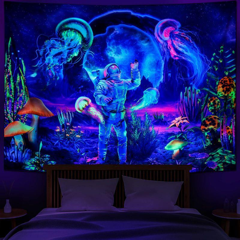 Psychedelische Weltraum-Wandbehang Leuchtet im Dunkeln Astronaut Pilz Wandbehang Trippy Dekoration für Schlafsaal Gaming-Raum