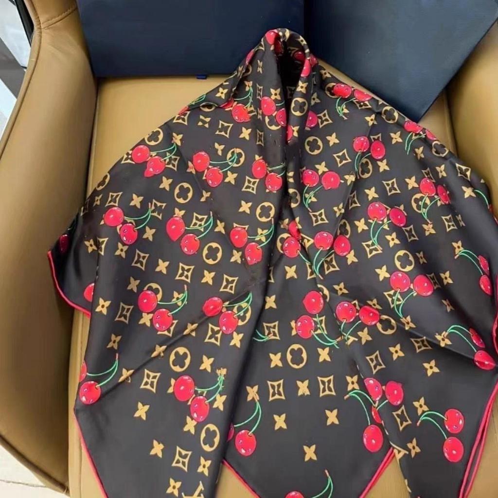 Ouyang Nana Inspiriertes Kirschblüten-Trägerloses Quadratisches Seidentuch - Zweifach verwendbarer Schal und Wickeltuch, Erhältlich in drei Farben