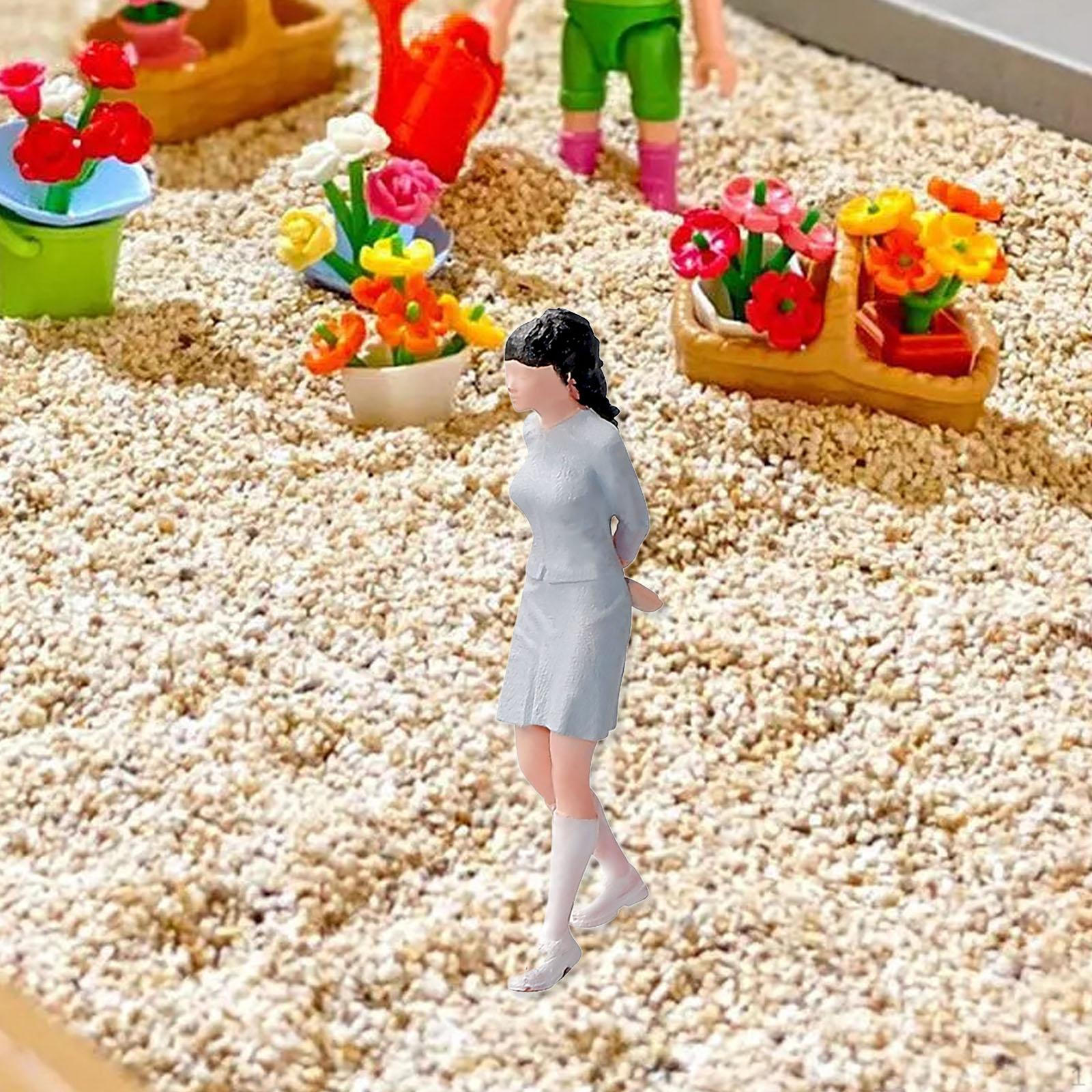 1/64 Miniature Girls Figurines Tiny People Model Train Railway Fashion Dioramas Hand Painted