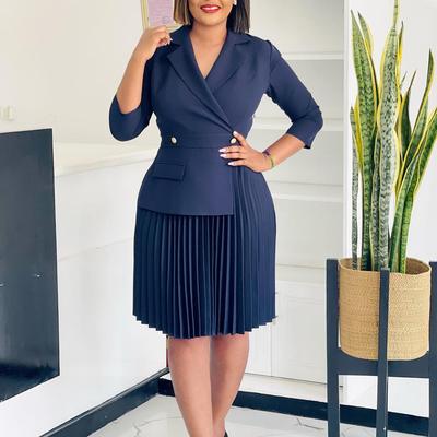 D543 Damenmode Herbst 2024: Plissiertes Kleid mit Anzugkragen in Volltonfarbe