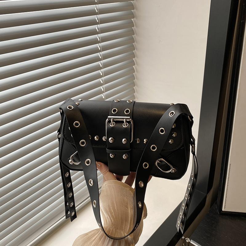 

Rivet leopard print personalized new texture trendy design locomotive one shoulder crossbody armpit women s bag чёрный