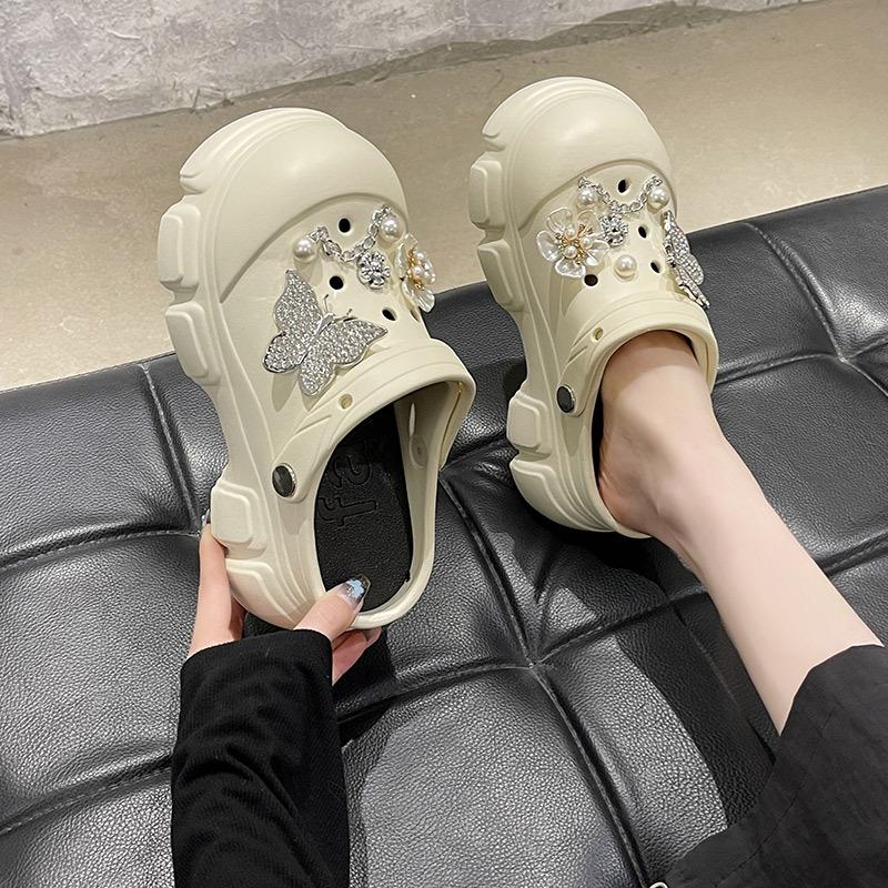 Stepping on shit feeling hole shoes women's summer thick soles increase height baotou fashion wear new beach soft soles cool slippers