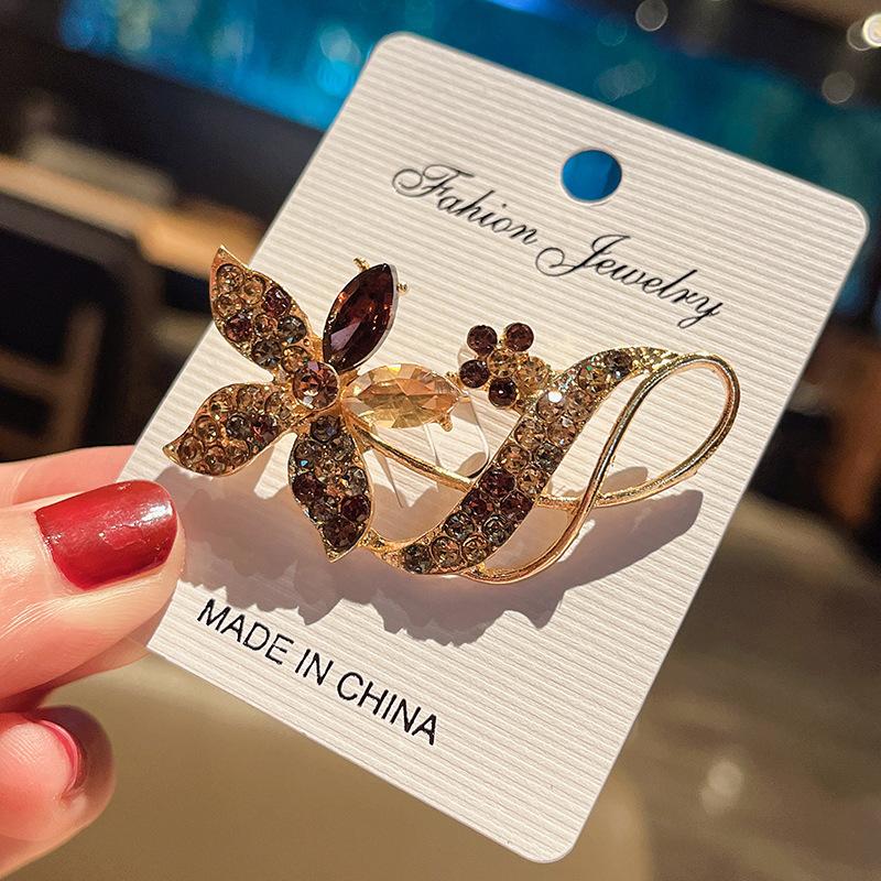 

High-end retro crystal flower brooch women s personality jacket cardigan corsage fashion exquisite high-end pin