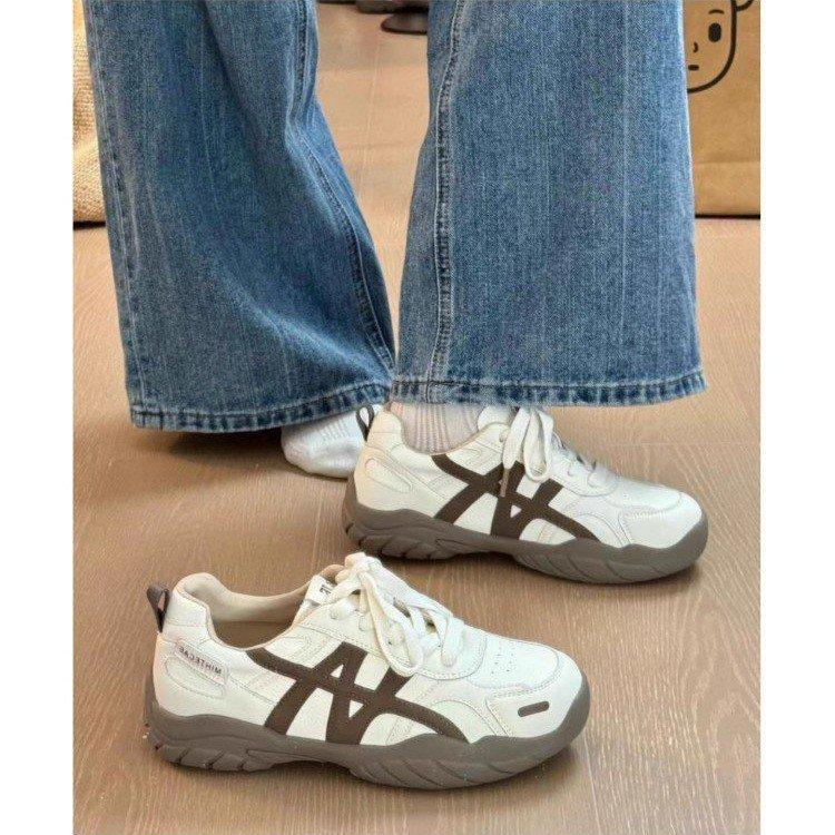 

2025 осень новые кроссовки на толстой подошве в немецком стиле женские универсальные повседневные туфли на мягкой подошве кожаные спортивные кроссовки для бега 40