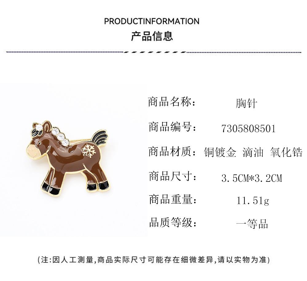 Novo Produto de Ano Novo Ano do Cavalo Óleo Pingado Três Cores Potro Broche Delicado Cravejado com Diamante Versátil Animal Zodíaco Cavalo Alfinete Feminino