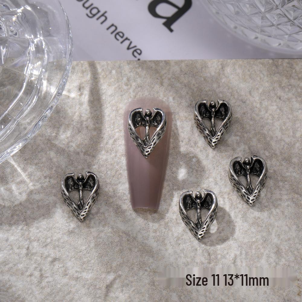 Retro Dunkelchrom Halloween Nagelanhänger: Engel, Schädel, Punk-Herz