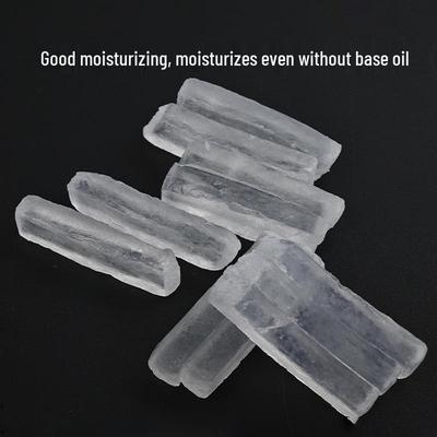 Transparente Seifenbasis mit ätherischen Ölen - Rohstoff für die Herstellung von milchig-weißen Seifenstücken