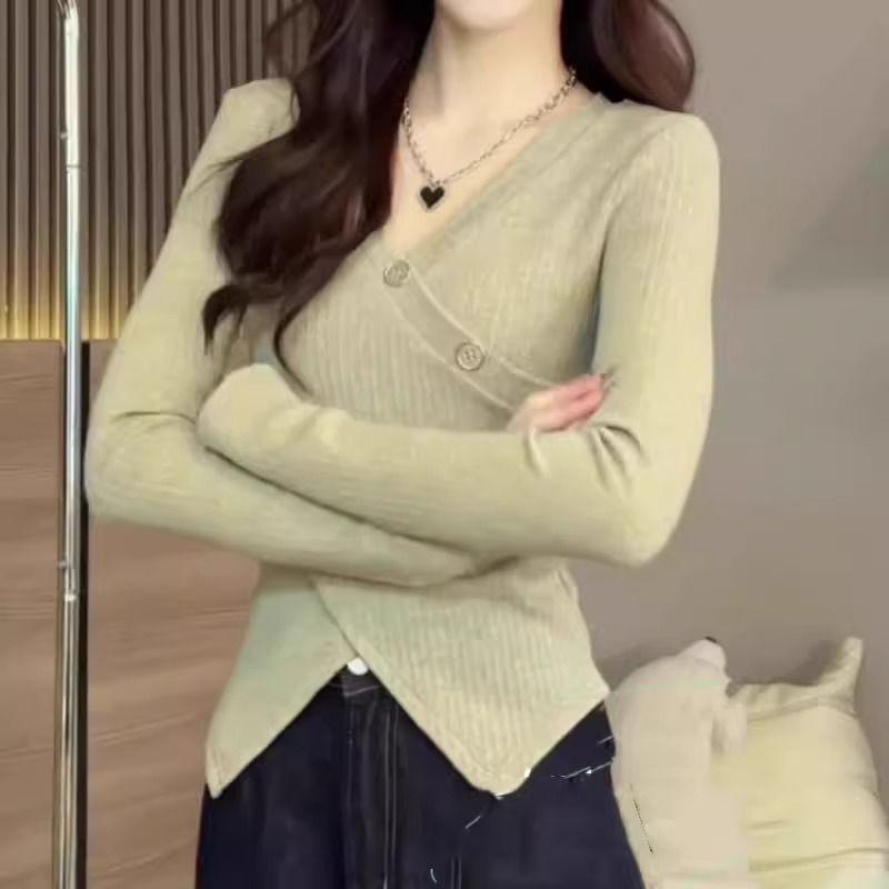 Plus Size V-Neck Slit Base Layer Top: Slimming, Flattering, and Fashionable Women's Autumn/Winter Inner Wear