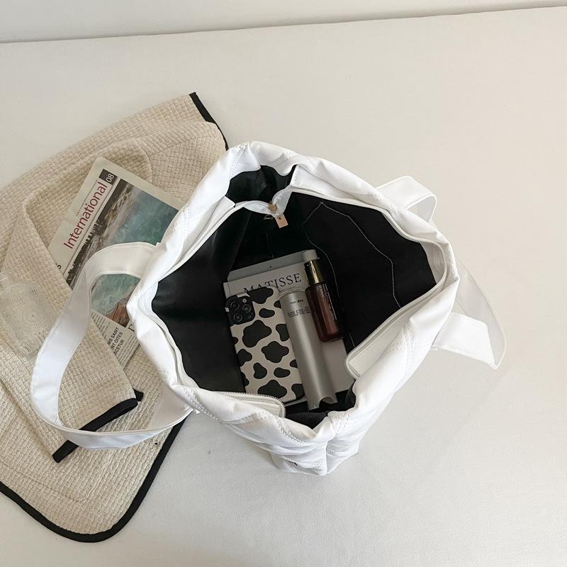 New Fashiable Flow Large Capacity Casual Lightweight Nyl Handbag Ladies Fashiable Street One Shoulder Package