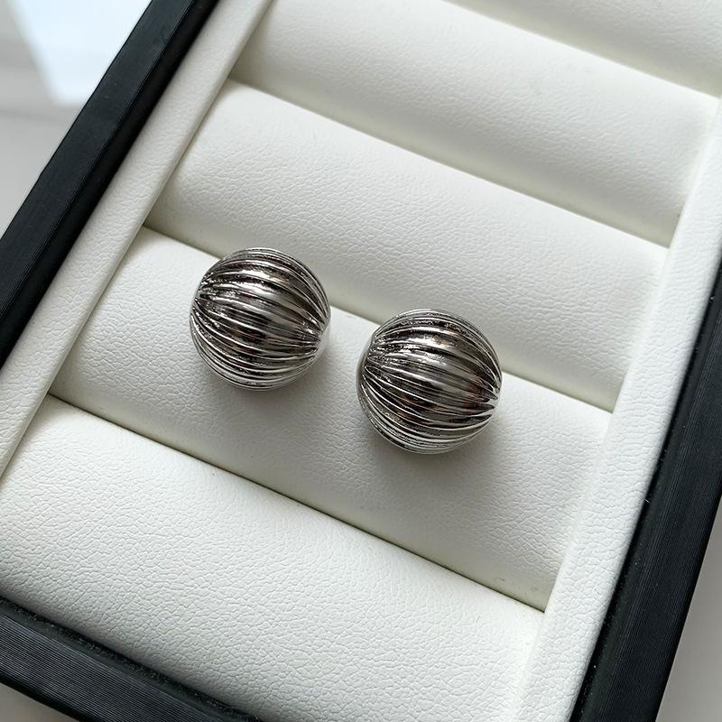 

Black metal ball earrings women s light luxury niche high-end stud earrings retro new autumn and winter unique earrings