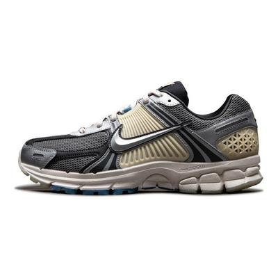 Cheung Ka Long x Air Zoom Vomero 5 Non Perdere la Tua Strada Sneakers Unisex Grigio Nero Argento Metallizzato HQ3449-001