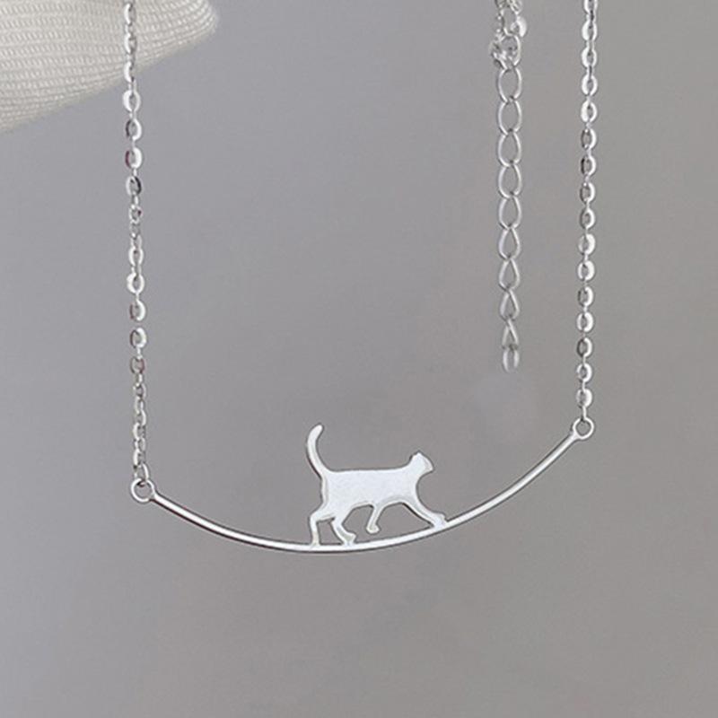 Adorable Cat Climbing Pendant Necklace – Niche Animal Clavicle Chain for Women