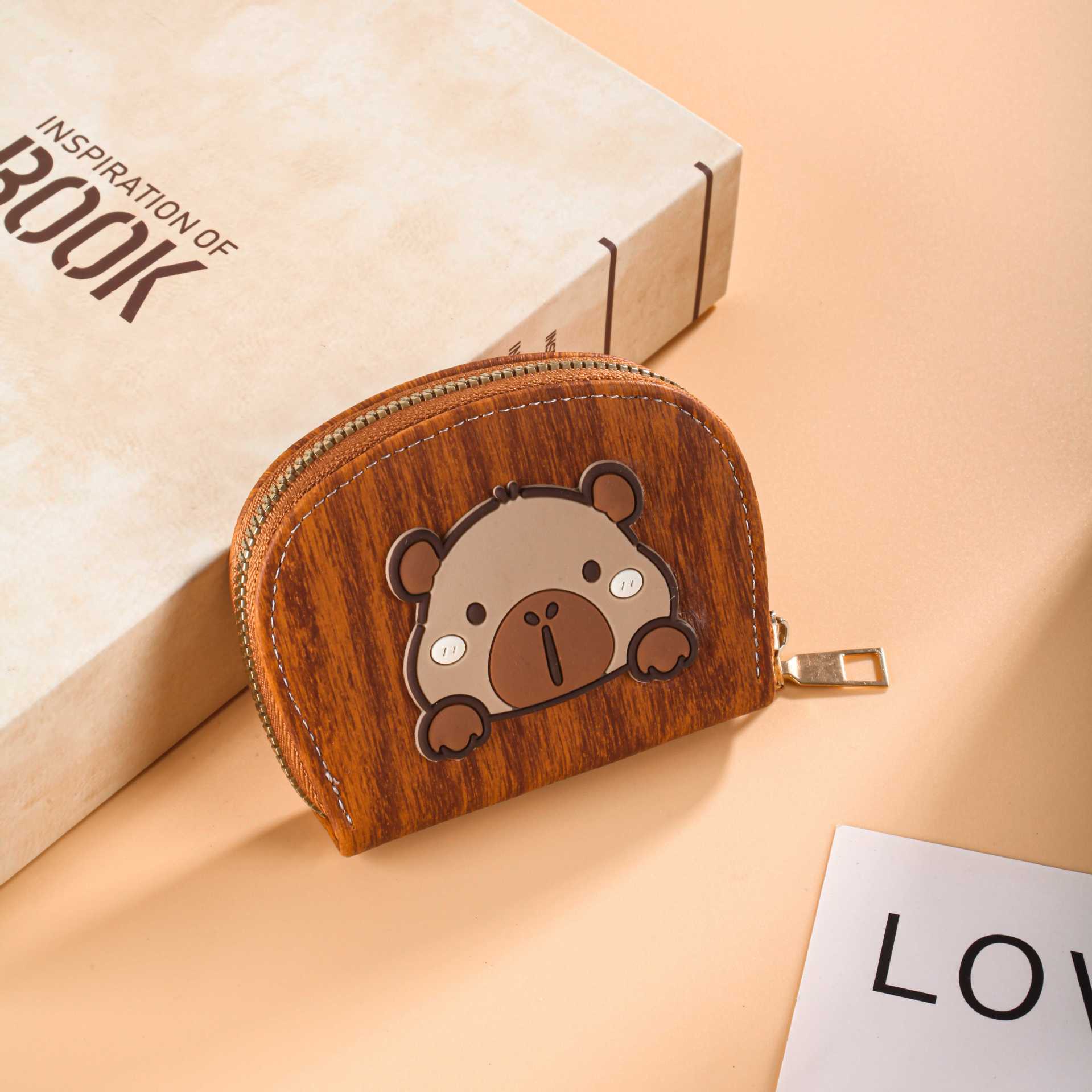 

Новый Капибара Мужской Женский Короткий Держатель для Карт Ежедневный Свежий Капибара Ракушка Молния Портативный Маленький Нулевой 9.3*2*7.8 светло-коричневого