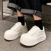 Rundkopf Superfeuer Dicksohle Muffin Kleine weiße Schuhe Damen 2025 Frühling Neu Erhöhte Brotschuhe Lässige Vielseitige Board-Schuhe
