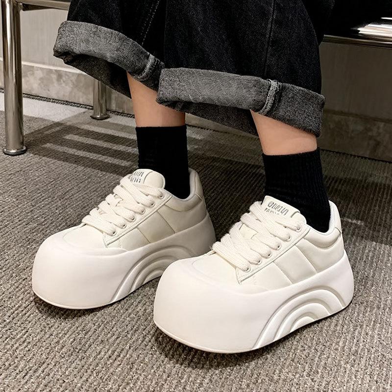 Rundkopf Superfeuer Dicksohle Muffin Kleine weiße Schuhe Damen 2025 Frühling Neu Erhöhte Brotschuhe Lässige Vielseitige Board-Schuhe
