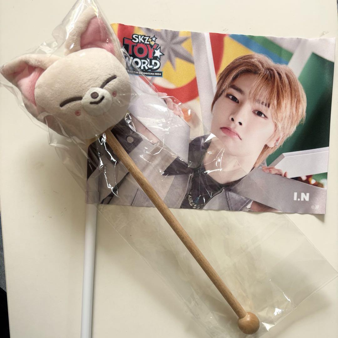 

[USED] Stray Kids shoulder massager photo flag foxi.ny AIN