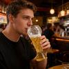Bierglasbecher, Glas im Pokalstil 730 ml, Klarer Borosilikatglasbecher mit schwerem Reliefboden, Trinkgeschirr für Fußballparty, Sichere Verpackung