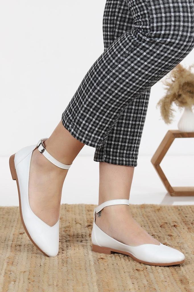 Flache Damenschuhe, Ballerinas mit Knöchelschnalle