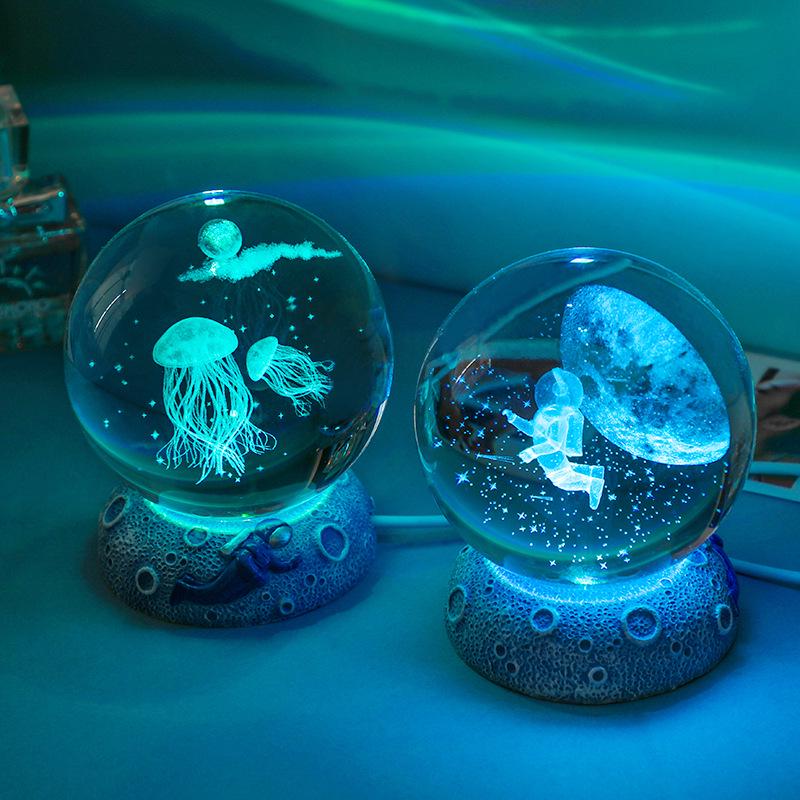 3D Laserem Gravírovaná Křišťálová Koule Noční Světlo - Ideální na Stoly a jako Studentské Dárky