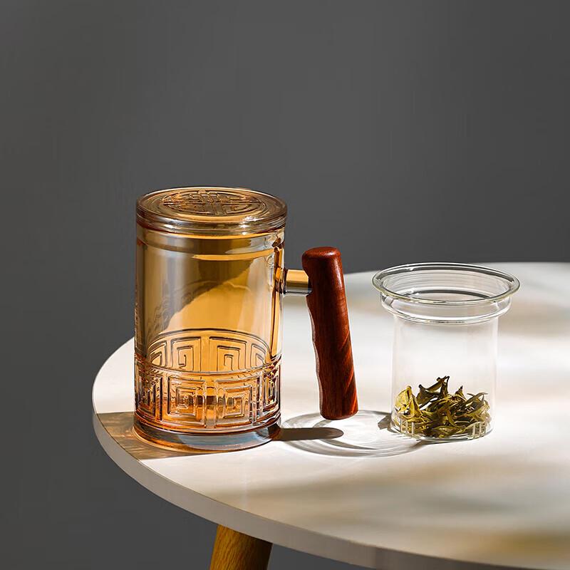 Shanzhongshan Auspicious Pattern Amber Glass Tea Infuser Cup with Wooden Handle