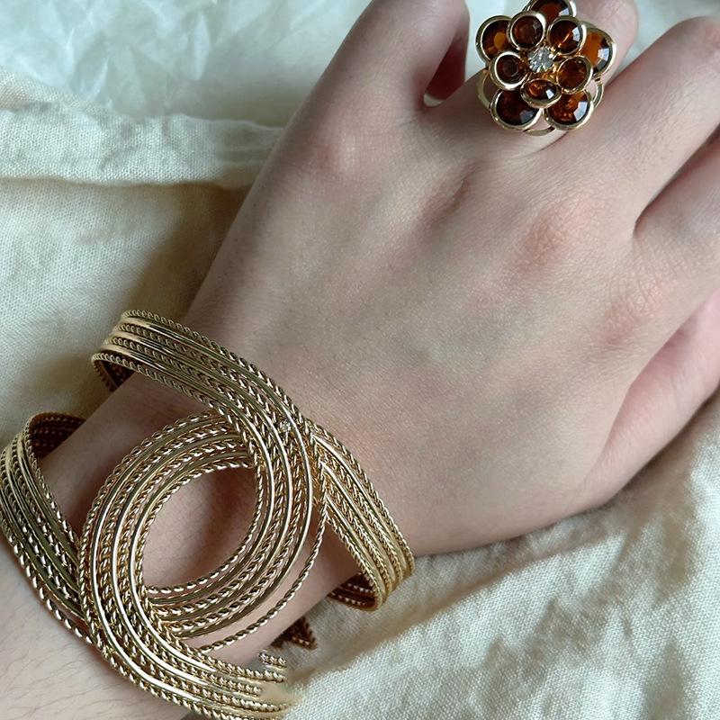 European-American Geometric Metallic Open Bangle: Simple, Versatile, Niche Design Bracelet