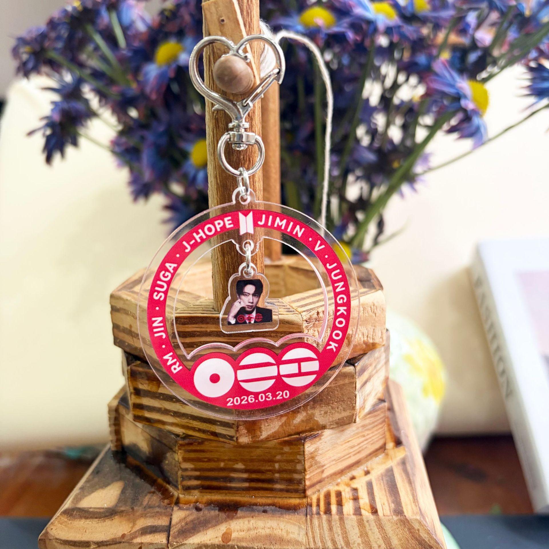 BTS Arirang Welttournee Shaker Schlüsselanhänger, Runder Acryl-Shake-Anhänger mit Mini-Foto & Herz-Haken, Kpop ARMY Fans Taschenzubehör JIN black