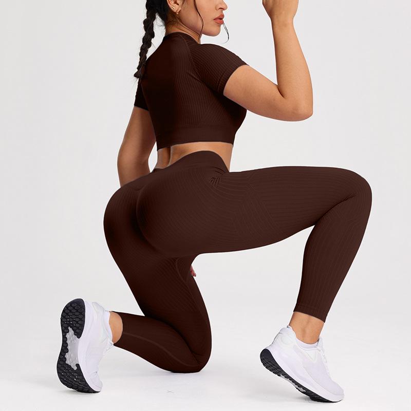 

«Женские комплекты для йоги с высокой талией»: Осень/Зима 2023 – Топы и брюки с коротким рукавом M (Weight 115-135) коричневый/кофейный