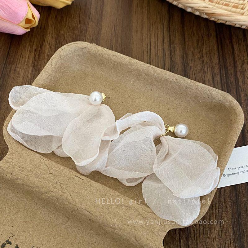 

Свадебная ткань с белыми цветами, серьги-пусеты Камелия для женщин, новинка 2025 года, самые продаваемые причудливые серьги, преувеличенные красивые серьги White Pearl Flower Earrings