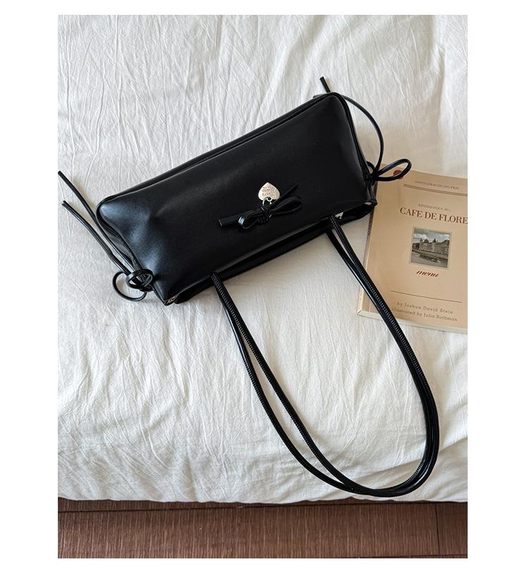 

Стильная и простая сумка-багет ins женская 2025 новая модная и универсальная дорожная наплечная сумка для работы, повседневная сумка под мышкой с бантом чёрный