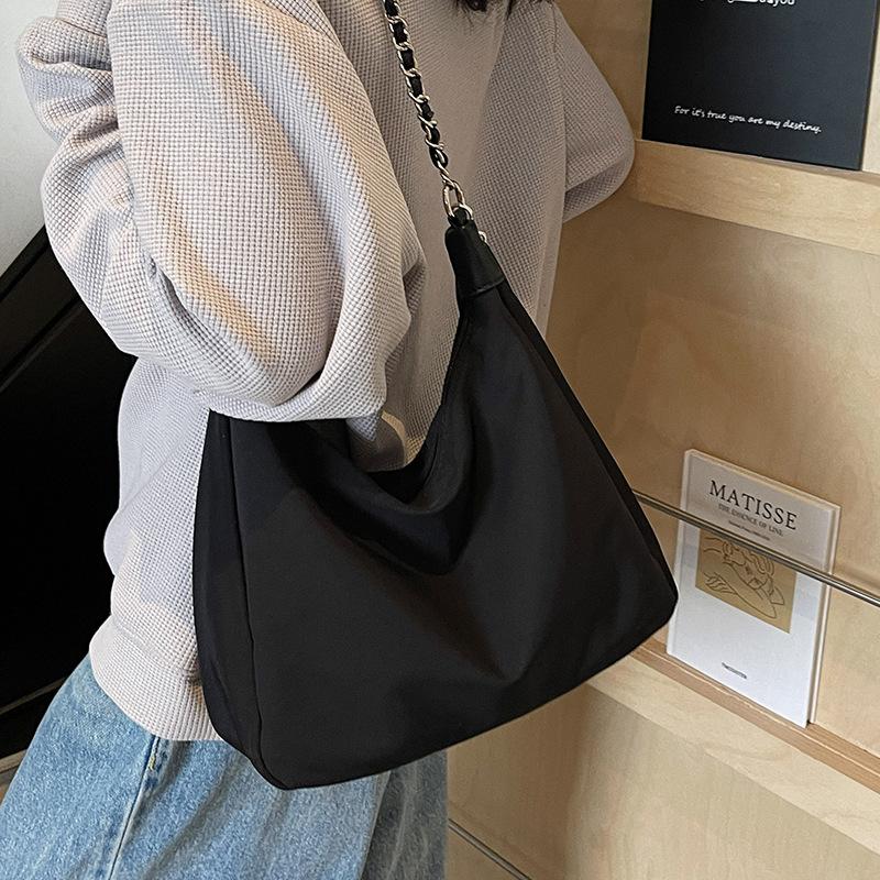 Wholesale new products simple and lightweight versatile chain underarm tote bag women's commuting versatile casual messenger bag