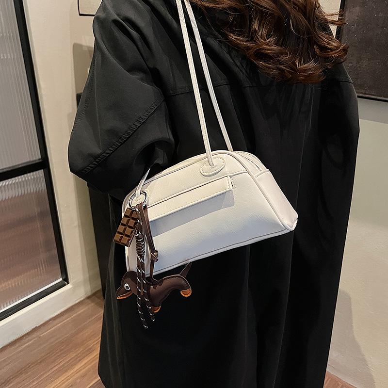 

Нишевый дизайн сумка для поездок на работу 2025 новая сумка через плечо женская сумка модная универсальная текстура сумка подмышку сумка-боулинг 25*10*13