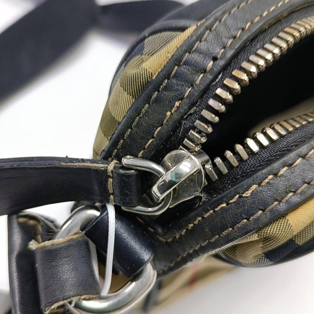 [Použitý] Malá khaki plátěná brašna na fotoaparát Crossbody Taška přes rameno Stříbrné kování Odnímatelný popruh - V dobrém stavu #J95K9S