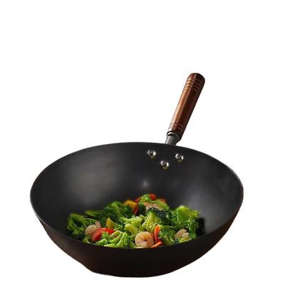 Tradycyjny ręcznie kuty żelazny wok