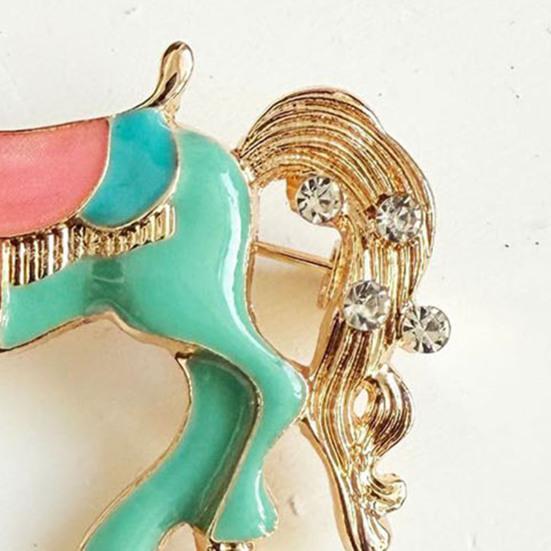 Broszka Koń Wielokolorowa Emalia Złote Krawędzie Kreskówkowy Wzór Rok Konia Pin Torebki Szaliki Akcesoria