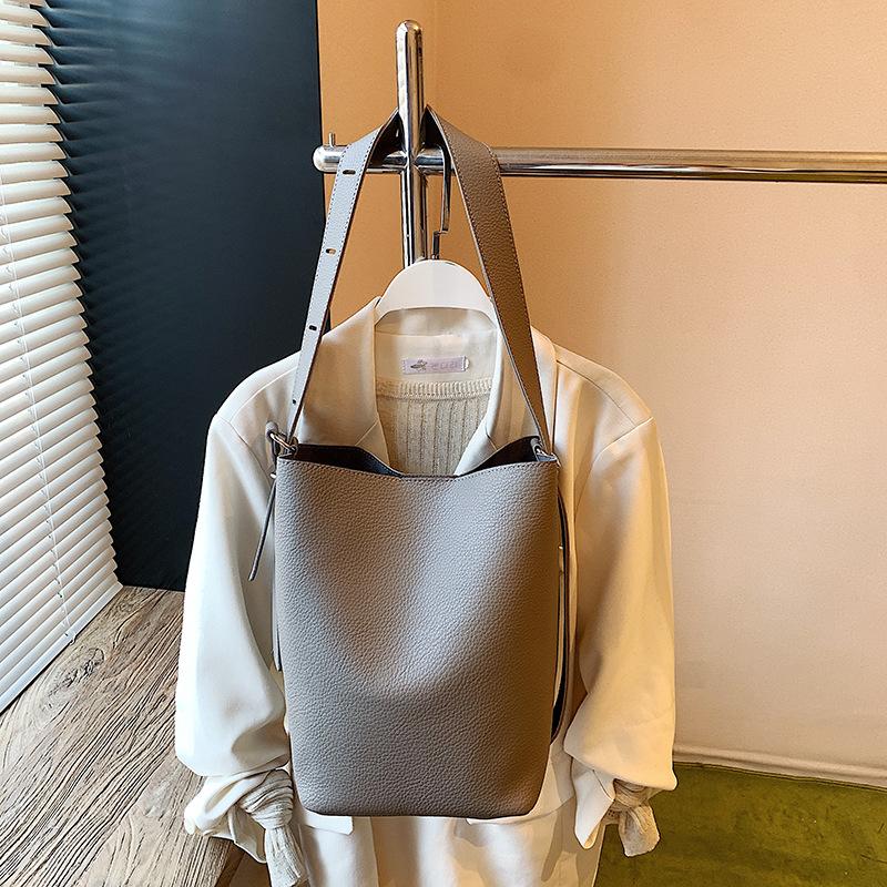 Bag Women's Large Capacity 2025 New Autumn and Winter Retro Shoulder Underarm Bag Mother and Child Bag Popular Commuter Bucket Bag