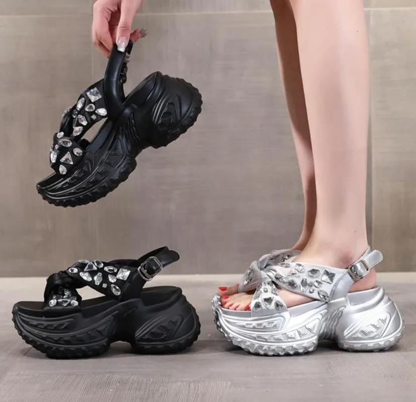 Módní 8cm Syntetická látka Mikrovlákno Ženy Platforma Sandály na klínu Letní Bling Ležérní obuv Peep Toe Boty Drahokamy Pantofle duté