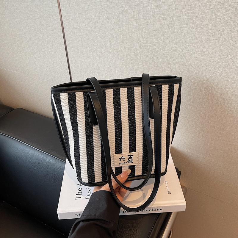 

2024 лето новая модная полосатая сумка большой вместимости корейская версия персонализированная сумка ins на плечо подмышку сумка-тоут 27*11*20 чёрный