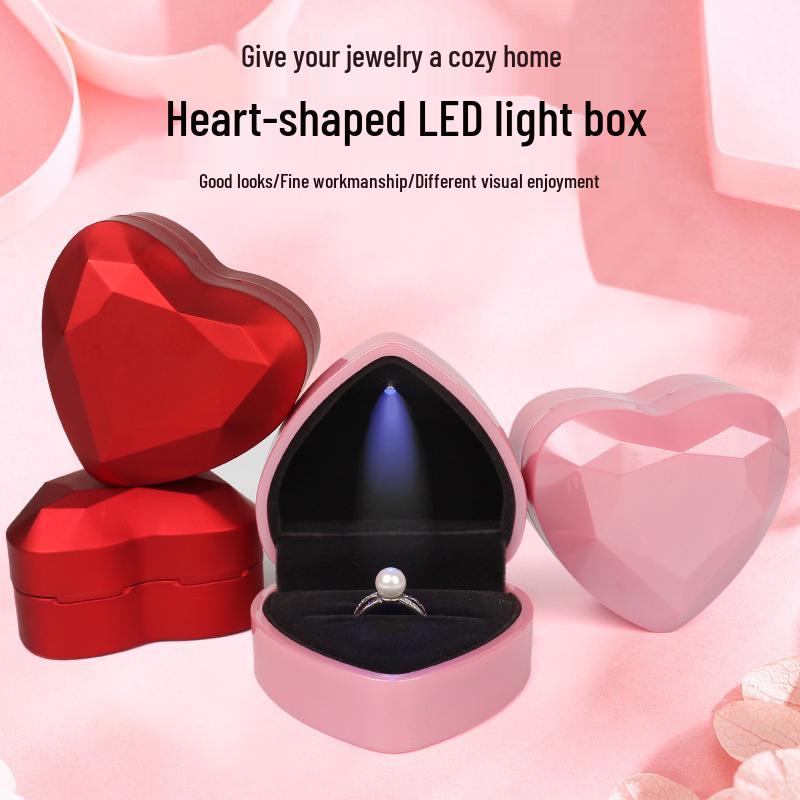 Elegant hjerteformet smykkeskrin med LED-lys for ring eller halskjede.