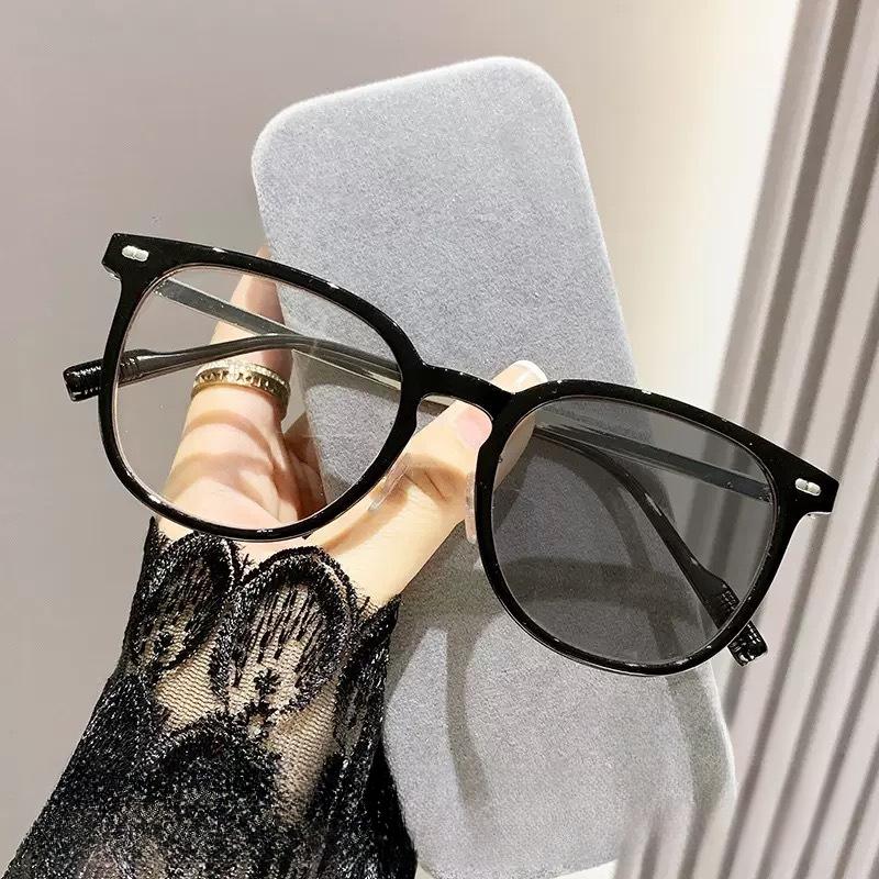 Simple Circular Photochromic Myopia Glasses Anti Blue Light Indoor Outdoor Use Stylish Frame